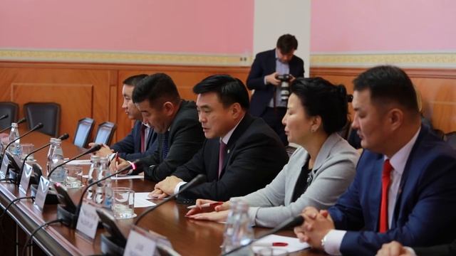 Нийслэлийн Засаг дарга бөгөөд Улаанбаатар хотын захирагч С.Амарсайхан смотреть онлайн