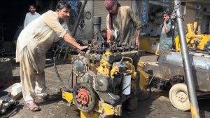 Рукастые пакистанцы "на коленках" чинят турбодизель Caterpillar #3