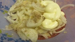 Караси, запеченные с луком