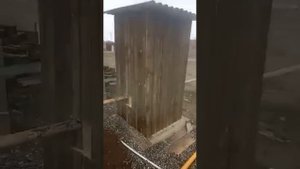 газовики провели трубу через уличный туалет🤣