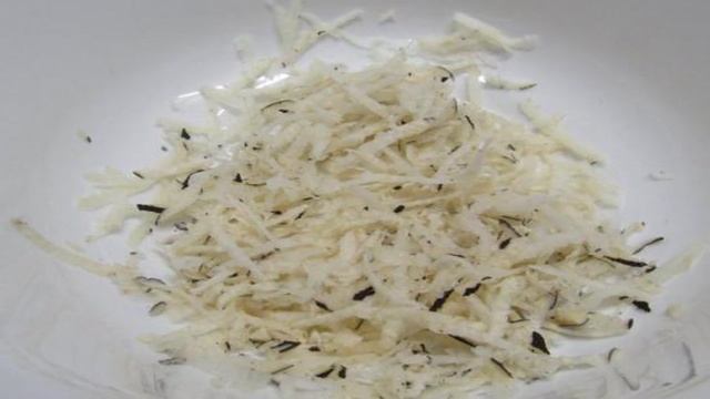 Салат из редьки с грибами и яйцом