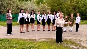 В поселке Старотимошкино Барышского района отряд «Девчата» провел парад у дома ветерана Великой Отеч