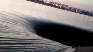 Вода из Волги уходит в воронку в Краснослободске