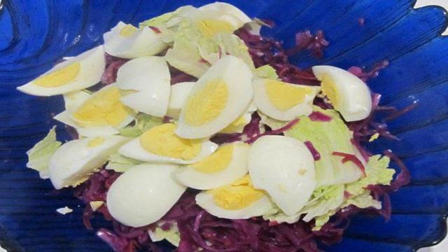 Салат из пекинской и краснокочанной капусты