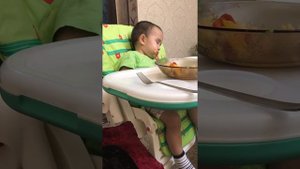 Baby sleep and eat . Прикол! Ребёнок спит и кушает одновременно . Спящий малыш