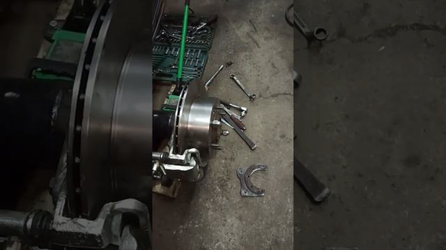 установка задних дисковых тормозов на мост Ниссан Пат смотреть онлайн