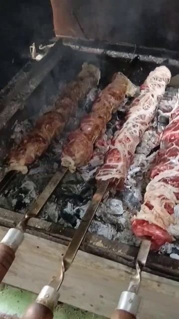 Шашлык из потрохов ягнёнка, завёрнутый в жировую сетк? смотреть онлайн