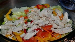 Куриный салат с сыром фета и овощами