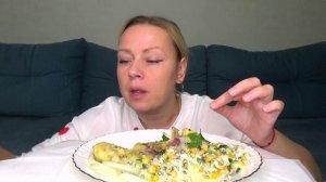 Мукбанг  крабовый салат , вареные куриные запчасти. еда на камеру.