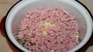 Пикантная окрошка с колбасой