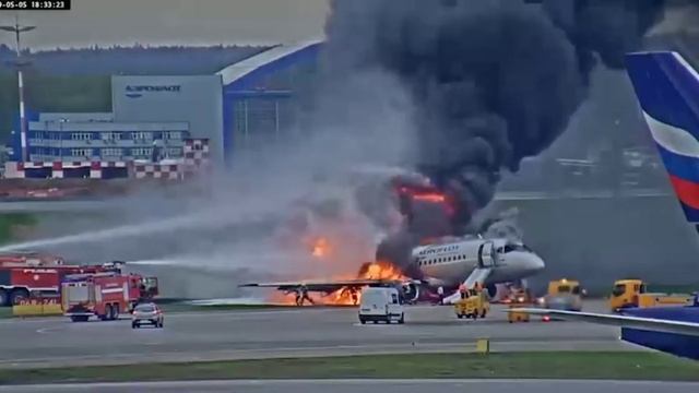 Кадры катастрофы в аэропорту "Шереметьево" самолета SSJ