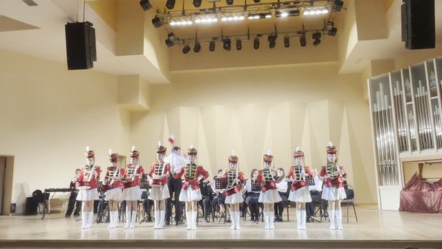 «Старинный Марш Саратовского полка»
Исп. Духовой оркестр и ансамбль барабанщиц