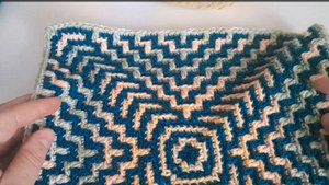 Плед из мозаичных квадратов крючком. Разбираем как связать