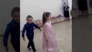 Розы гибнут на газонах, а шпана на красных зонах....