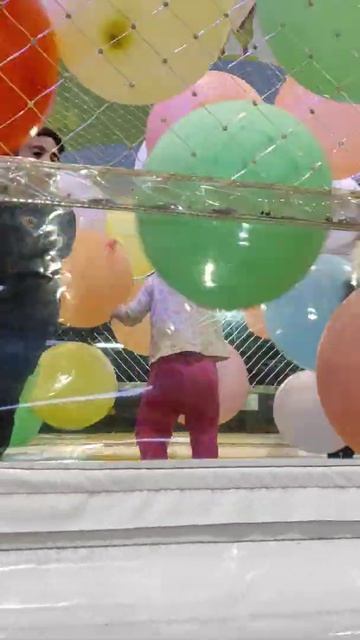 батут с шарами смотреть онлайн