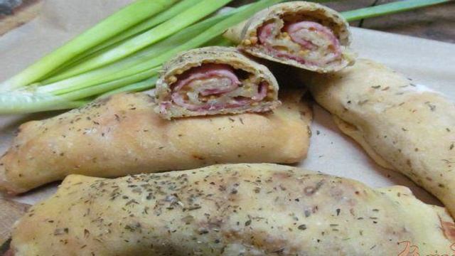 Рулеты с пряного теста с ветчиной