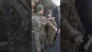 Ржач. Украинский солдат не может одеть автомат;)))