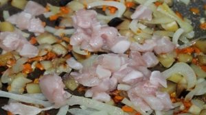 Отварной картофель с курицей и овощами в томатном соусе