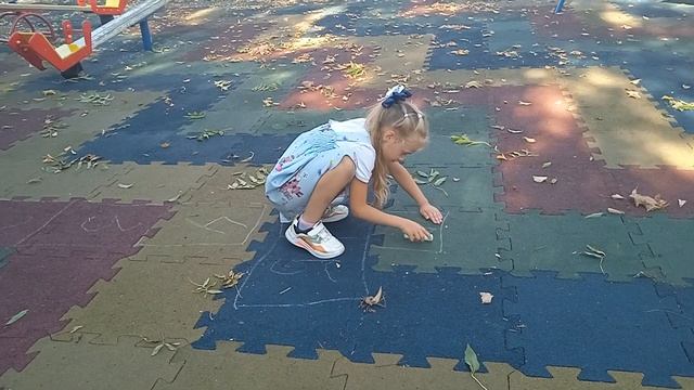 Вика и Мама прыгают в классики смотреть онлайн