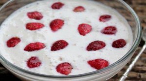 Десерт с бананом и земляникой