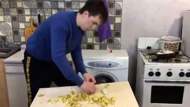 КАК СДЕЛАТЬ ПИРОЖКИ С КАРТОШКОЙ ОСТОРОЖНО ОЧЕНЬ ВКУСН смотреть онлайн