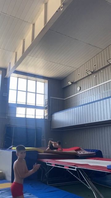 3 сальто назад в прямом положении #trampoline #tramp #батут #бат смотреть онлайн