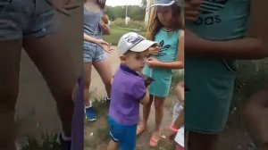 Дети мучают котёнка