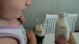 Мама и Рита готовят молочный коктейль