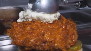 Лучший куриный бургер! Лучший куриный бургер, жареный с целой куриной ножкой