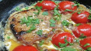 Свиной стейк с томатным гарниром