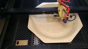 Тест 2 гравировка на тарелке из шпона