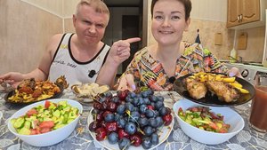 Мукбанг ОБМЫЛИ мою причёску и обсудили ВАЖНЫЕ темы для нас! Семейный ужин в России