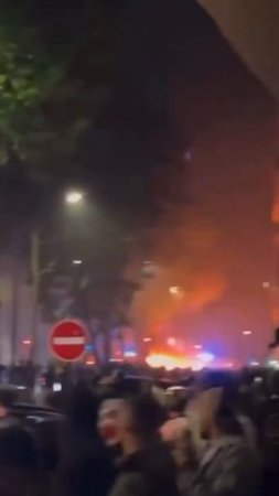 МИГРАНТЫ УСТРОИЛИ ПОГРОМЫ В ПАРИЖЕ: в Париже в толпу фанатов футбольного клуба учинили хаос.