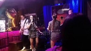 Кавер-группа «БРЭД БИТ» в Summer Jam 26.10.2024 - Я подарю вам ла?