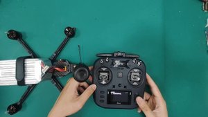 Как подключить гоночный дрон HS Air Force к пульту дистанционного управления 🚀