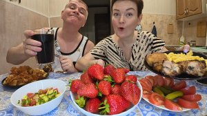 Мукбанг разгорелся ЖАРКИЙ СПОР! Обсуждаем с Вованом Важные дела! ВКУСНЫЙ семейный ужин в России