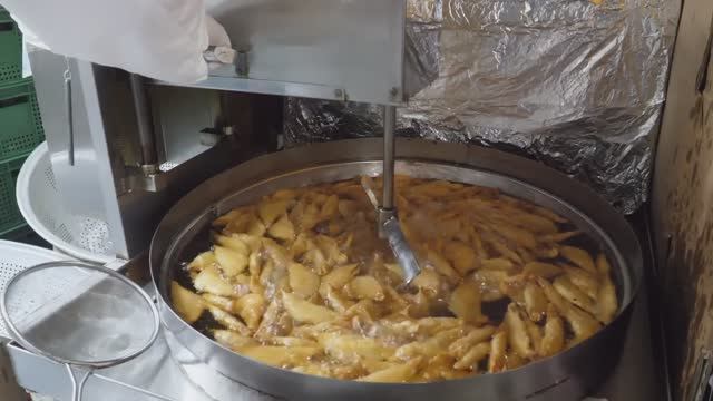 Фаршированные жареные яки манду _ потрясающе! мастер жареных пельменей _ корейская уличная еда