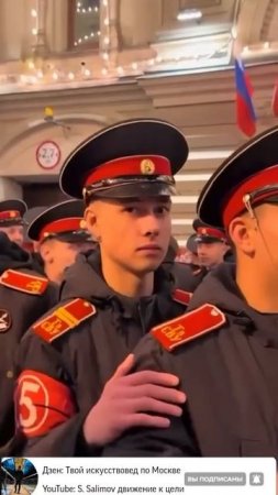 Девушки выстраивались в очередь, чтобы сфотографироваться с молодыми участниками Парада Победы