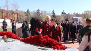 Мы склоняем головы перед мужеством тех, кто защитил мир от зла, подарив нам возможность жить.