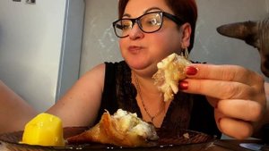 А СЕГОДНЯ Я ИХ ПОЖАРИЛА/МУКБАНГ С ДОЧКОЙ/ЖАРЕНЫЕ УШКИ И ГРИБОЧКИ С КАРТОШЕЧКОЙ/