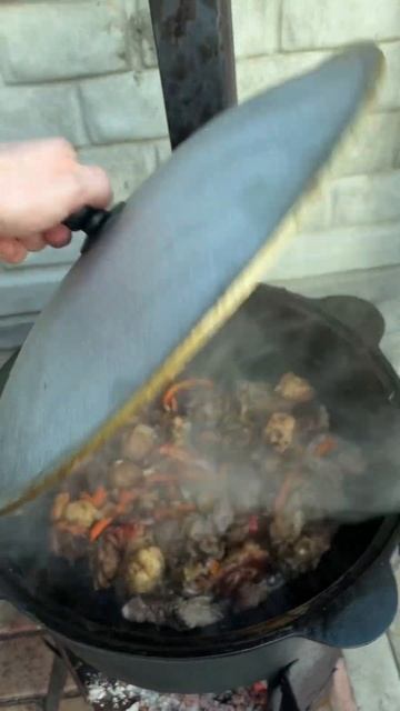 Печень, курица, домашняя колбаса в казане на костре смотреть онлайн