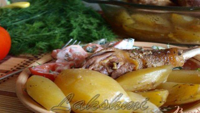 Ароматная и сочная курица запечённая с картофелем