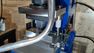 Станок для пробивки отверстий и сплющивания круглой т