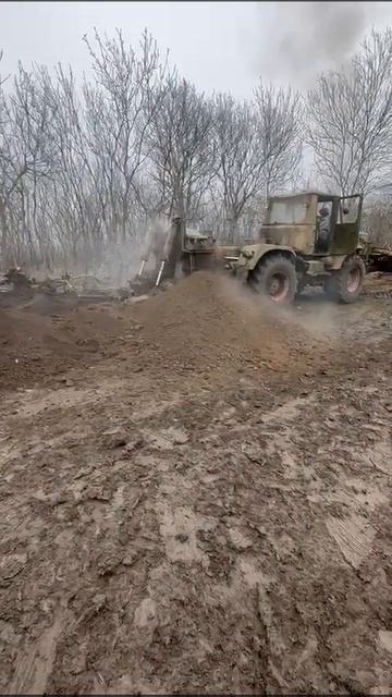 Разработка (копка) траншеи полковой землеройной машин