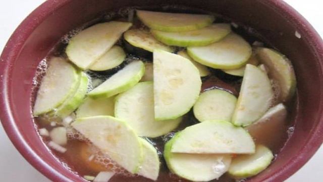 Куриные тефтели с кабачками и баклажанами в соусе