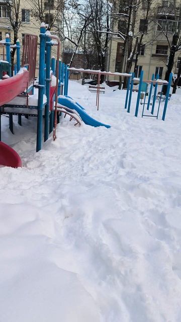 Как убирают детские площадки в Москве. смотреть онлайн