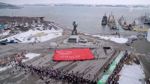 В Североморске сегодня развернули самую большую копию Знамени Победы