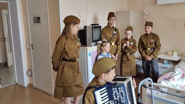 Дети храма целителя Пантелеймона поздравляют пациентов хосписа
