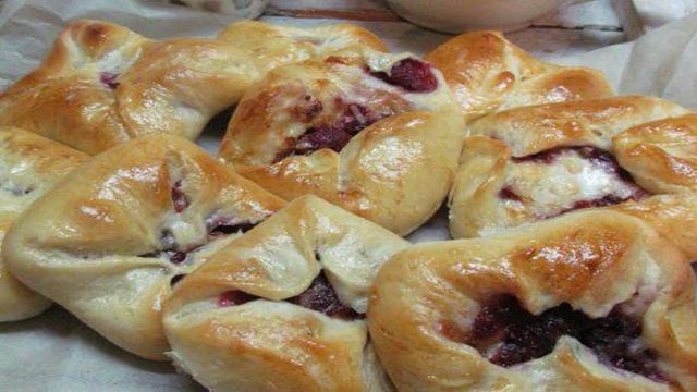 Пирожки на ряженке с начинкой из сыра и малины