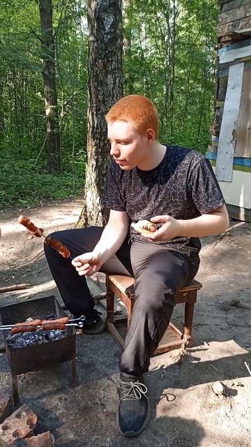 Жарим Сосиски На Мангале В Лесу #сосиски #жарим #мангал